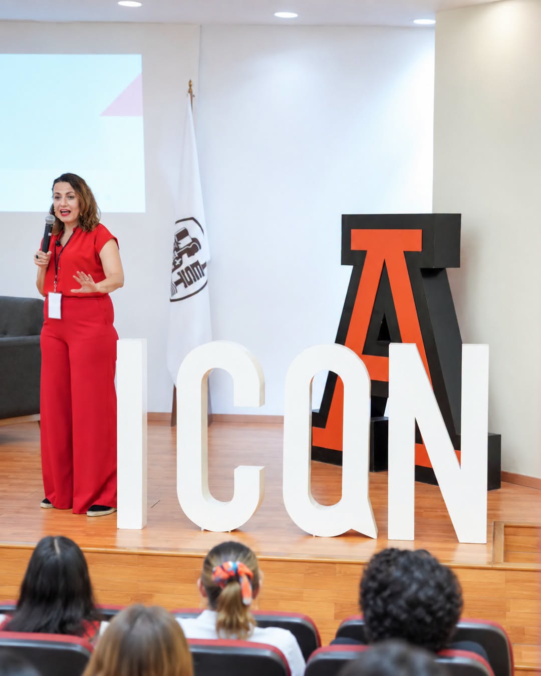 La Mtra. Luisa Fernanda Salazar Figueras durante su ponencia en el congreso ICON del IEST Anáhuac